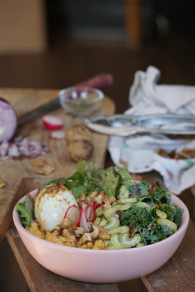 Salade saine aux lentilles corail et légumes bio