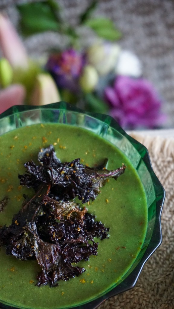 Velouté Épinards Coco-Curry avec Chips de Kale