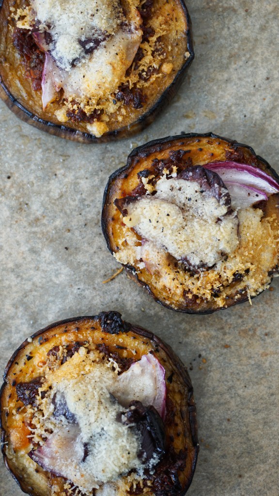 Recette de toasts d'aubergines gratinées apéro végétarien
