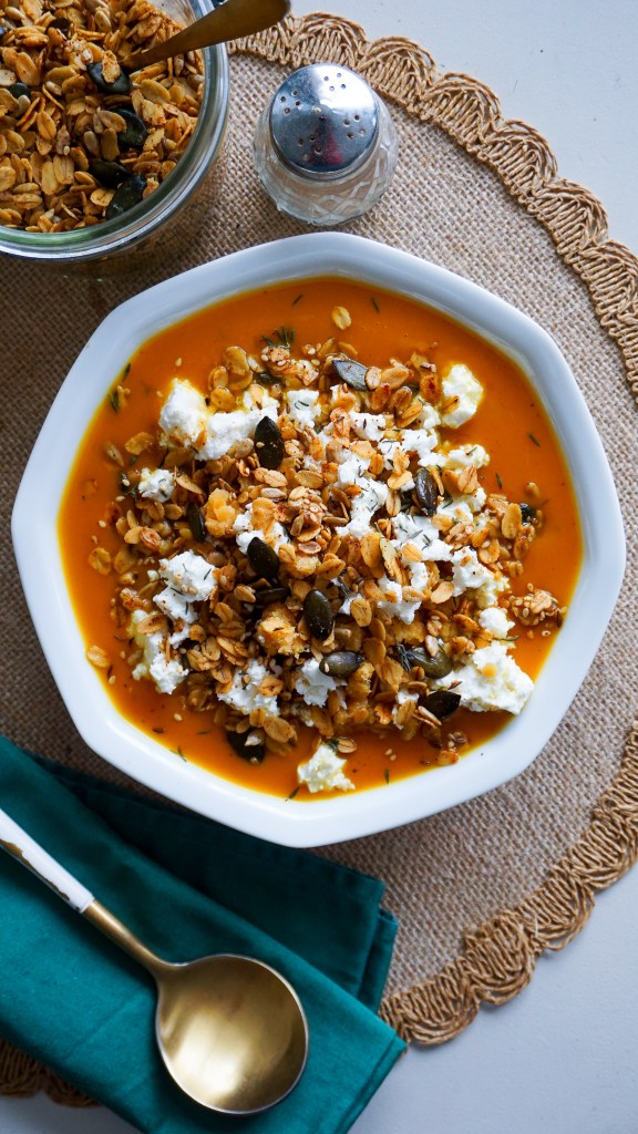 Soupe Bowl : soupe de potimarrons et patates douces, lentille corail, granola et feta