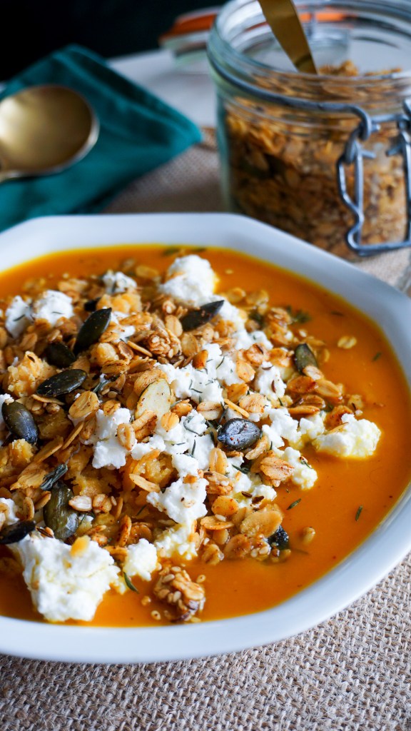 Soupe Bowl : soupe de potimarrons et patates douces, lentille corail, granola et feta