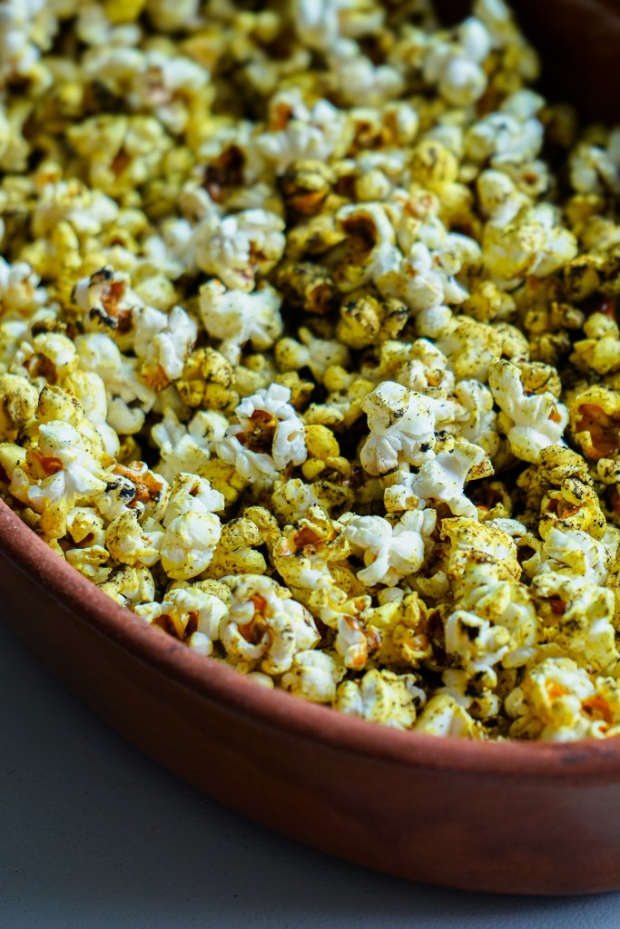 Recette de soupe d'épinard et pop corn aux épices avec de la feta