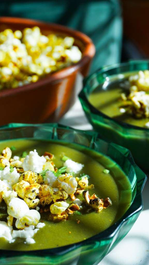 Recette de soupe d'épinard et pop corn aux épices avec de la feta