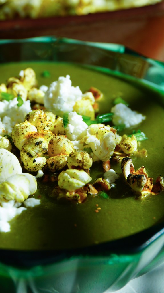 soupe d'épinards maison avec feta et pop corn salé